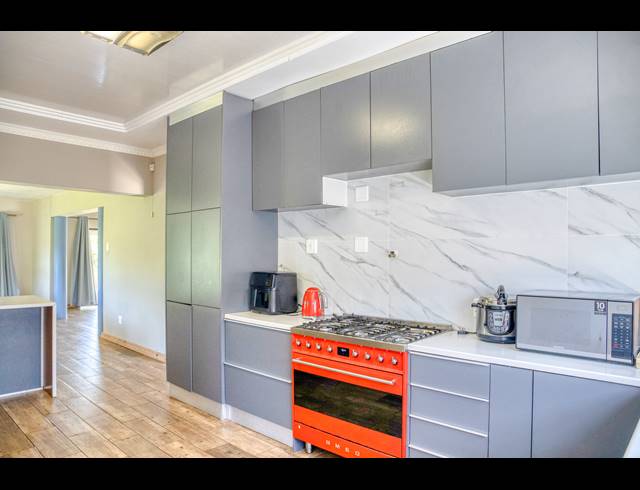 6 BEDROOM HOUSE FOR SALE IN BEACON BAY